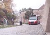 Několika snímky ještě ilustrujeme zajíždění autobusů linky 81 až k hradu Špilberku – po celý letošní rok zde probíhají opravy hradeb, otáčení autobusů proto bylo komplikované: vůz MAVE evid. č. 7504 byl zachycen 27. 9. 2012. Autobus evid. č. 7505 se 26. 10. 2012 musel jet otočit až za jezírko. Vůz evid. č. 7503 sjíždí 31. 10. 2012 od hradu dolů k Pellicově ulici. Foto © Ladislav Kašík.
