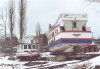 Obě lodě DALLAS, ta původní (již neprovozovaná) i loď nová, strávily letošní zimu na Brněnské přehradě „pod širákem“. Foto 17. 2. 2013 © Ladislav Kašík.