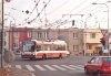 Koncem října byly do trolejové sítě nad křižovatkou Královopolská – Přívrat – Vychodilova doplněny další stopy umožňující jízdy trolejbusů na Vychodilovu ve směru od Komína a zpět. Od 4. listopadu pak tudy jezdí trolejbusy linky 30 z důvodu neprůjezdnosti závislé trakce přes přestavovanou křižovatku Královopolské a Hradecké ulice. Na snímcích z 26. 10. 2008 je ještě zachycen běžný provoz trolejbusů na Královopolské ulici – zatímco vůz evid. č. 3004 stoupá od Purkyňovy ulice směrem k ulici Hradecké (vpravo již dokončený multifunkční objekt Eden a pokračující výstavba v jeho těsné blízkosti), trolejbus evid. č. 3043 již křižovatku opustil a míří z kopce k zastávce »Záhřebská«, práce na přeložkách inženýrských sítí jsou již v plném proudu. A situaci po odklonění linky 30 do smyčky na Vychodilově ulici dokumentují snímky z prvního dne výluky – 4. 11. 2008 – trolejbus evid. č. 3265 odbočuje z Vychodilovy na Královopolskou, opačným směrem pak přijíždí vůz evid. č. 3031. Konečně v prostoru přestupní zastávky na náhradní autobusy byly zvěčněny troljbusy evid. č. 3271 a 3260. Foto © Ladislav Kašík.