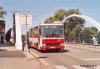 Od začátku července do 10. srpna 2008 trvala výluka tramvajové trati od smyčky Zvonařka do Komárova. Důvodem byl havarijní stav svršku na ulici Dornych mezi křižovatkami se Zvonařkou a Kovářskou. Na snímcích je zvěčněna opravovaná trať u Zvonařky (20. 7. 2008) a dále autobusy náhradní dopravy – linka x12. Ta byla v Komárově ukončena velkou smyčkou ulicemi Hněvkovského, Sokolovou a Kšírovou. Autobus evid. č. 7380 projíždí 6. 8. 2008 po novém mostě přes Svratku, vůz evid. č. 7399 projíždí v nevšedním směru k městu Plotní ulicí. Foto © Ladislav Kašík.