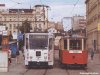 V srpnu probíhala rozsáhlá rekonstrukce kolejového svršku tramvajové tratě do Modřic – na snímcích je zachyceno setkání tramvaje KT8 evid. č. 1701 a strojní podbíječky na opravovaném úseku – 9. 8. 2001 – a též „kátéčka“ evid. č. 1726 na Malinovského náměstí při míjení odstavené soupravy historické tramvaje – 5. 8. 2001. Linka č. 2 tak v srpnu patřila vozům KT8 z důvodu možnosti obsluhy zastávek na dlouhém jednokolejném úseku opravované modřické tratě, foto © Ladislav Kašík. 