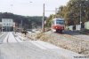  Alespoň několika, ještě říjnovými, snímky se vracíme k dění na stavbě mimoúrovňové křižovatky v Pisárkách. Až do 16. listopadu 2006 jezdily tramvaje místem stavby po provizorní tramvajové trati, která ve směru od města začínala nasypaným obloukovým nájezdem z trasy původní trati (na snímku z 9. 10. 2006 se soupravou tramvají evid. č. 1563+50). Nyní se již zcela rýsuje vlastní přemostění VMO pro ulici Hlinky, resp. Pisáreckou – na snímku z 1. 10. 2006 pořízeném z prostoru zastávky autobusů »Pisárky« (a s autobusem náhradní dopravy linky x1 evid. č. 7295). Na podzim probíhala i rekonstrukce střechy nástupiště pisárecké tramvajové smyčky. Foto © Ladislav Kašík.