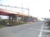 Počátkem června byla završena stavba komunikace spojující Řipskou ulici ve Slatině a budovanou průmyslovou zónu na Černovické terase. Hlavním prvkem komunikace je most přes železniční trať (a souběžné vlečky do Zetoru a místních průmyslových podniků). Nová spojka (na našich stranách již několikrát avizovaná) byla slavnostně otevřena 15. 6. 2005. Na snímku z tohoto dne je pohled na násep komunikace a most v pozadí od Řipské ulice, následuje pohled (29. 5. 2005) z mostu na Černovickou terasu, kde vyrůstají jako houby po dešti další a další budovy jednotlivých firem (s výstavbou podél nové Průmyslové ulice bylo započato de facto až letos), v pozadí vlevo jak pak patrný vrch Švédské valy. Pokračuje i výstavba mostu na ulici Tuřanka – v první polovině června (cca v době 10.–15. 6. 2005) byla zcela dokončena mostovka doplněním nosníků i přes provizorní komunikaci u slatinského předpolí mostu (na snímku z 15. 6. 2005). Od 20. 6. 2005 jezdí autobusy linek 75, 76 a 78 objížďkou po Šmahově ulici (namísto po provizorní komunikaci od křižovatky s Řipskou) – na snímku z tohoto dne je zde zachycen autobus evid. č. 7271 linky 78. Foto © Jiří Mrkos a Ladislav Kašík.
