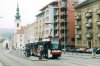  V posledních letech začínají v mnoha brněnských ulicích mizet proluky, vzniklé ať již v průběhu vlastní zástavby území či jako následek bombardování koncem války. Po minule zmiňované (a asi nejpopulárnější) proluce na náměstí Svobody se tentokrát věnujme Vídeňské ulici, kde byly nedávno dokončeny nové budovy u zastávky tramvají »Polní« (na našich stránkách již avizovaná) – s tramvají linky 2 a evid. č. 1003 (6. 11. 2005) a nad křižovatkou Vídeňské s ulicí Vinohrady (s tramvají evid. č. 1126 linky 5 téhož dne). Foto © Ladislav Kašík.