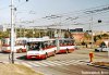 Dlouhé měsíce budou autobusy brněnské městské dopravy jezdit z důvodu uzavírky pisárecké křižovatky náhradní trasou vedoucí Pražskou radiálou a Pisáreckým tunelem. Na snímku z 8. 9. 2004 právě vyjel z jižního portálu tunelu autobus linky č. 84 evid. č. 2362, která tudy dělá objíždí místo stavby (ačkoli přímý důvod k objížďce okružních linek č. 44/84 není, bylo k ní přistoupeno v očekávání dopravních komplikací v Pisárkách). O několik set metrů dále od města již autobusy sjíždějí z radiály na křižovatky s ulicemi Kamenice a Petra Křivky – článkový vůz evid. č. 2374 linky x35 při cestě na Kamenný vrch a sólo vůz evid. č. 7377 linky x-37 naopak sjíždí při cestě z Kohoutovic na radiálu (oba snímky 2. 9. 2004). V pozadí poblíž nové bohunické nemocnice již začíná výstavba kampusu Masarykovy univerzity. Na křižovatce ulic Rybnické a Petra Křivky vozy linky x35 zabočují do sídliště (vůz evid. č. 2371 dne 6. 9. 2004). Po Rybnické ulici v Novém Lískovci nyní jezdí autobusy linek x37 a 44/84 – vůz evid. č. 7332 linky x37 odjíždí 6. 9. 2004 ze zastávky »Kluchova«. Trolejbusy linky x25 konají při cestě z Osové „vyhlídkovou jízdu“ přes Kamenný vrch a Kohoutovice, kde ve smyčce na Jírovcově míjí zde končící autobusy linky x37 (vůz evid. č. 3016 dne 10. 9. 2004). Foto © Ladislav Kašík.