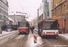 V polovině prosince došlo k plánované úpravě provozu na Křenové ulici – zatímco jízda veškerých vozidel kromě tramvají směrem do centra je nadále zakázána, doprava ve směru z centra byla v úseku mezi křižovatkami s ulicemi Vlhkou a Masnou převedena do levého, tedy nesprávného jízdního pruhu, a to včetně trolejbusové tratě. V prostoru obou křižovatek byla trolejbusová stopa pro trolejbusy ve směru z města převedena do protisměrné (v opačném směru pak nadále jezdí trolejbusy objížďkovou trasou Mlýnskou ulicí), a to pomocí provizorních sloupů (s betonovými patkami). Na snímcích z 16. 12. 2002 je zachycena jednak situace na tramvajové zastávce »Masná« (pro směr do města), kde nyní zastavují i trolejbusy jedoucí do Slatiny či Šlapanic (evid. č. 3224), na druhém snímku přejíždí vůz evid. č. 3237 na křižovatce s Masnou ulicí zpět na správnou stopu. Foto © Ladislav Kašík.