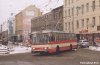 V polovině prosince došlo k plánované úpravě provozu na Křenové ulici – zatímco jízda veškerých vozidel kromě tramvají směrem do centra je nadále zakázána, doprava ve směru z centra byla v úseku mezi křižovatkami s ulicemi Vlhkou a Masnou převedena do levého, tedy nesprávného jízdního pruhu, a to včetně trolejbusové tratě. V prostoru obou křižovatek byla trolejbusová stopa pro trolejbusy ve směru z města převedena do protisměrné (v opačném směru pak nadále jezdí trolejbusy objížďkovou trasou Mlýnskou ulicí), a to pomocí provizorních sloupů (s betonovými patkami). Na snímcích z 16. 12. 2002 je zachycena jednak situace na tramvajové zastávce »Masná« (pro směr do města), kde nyní zastavují i trolejbusy jedoucí do Slatiny či Šlapanic (evid. č. 3224), na druhém snímku přejíždí vůz evid. č. 3237 na křižovatce s Masnou ulicí zpět na správnou stopu. Foto © Ladislav Kašík.