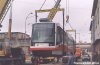 Ve středu 19. 2. 2003 dorazila první brněnská ANITRA do Brna. Převoz pětadvacetitunové tramvaje od výrobce byl realizován na speciálním trajleru, skládání proběhlo v areálu ústředních dílen v Medlánkách, jak je vidět z fotek již ne pomocí zvedáků, ale výkonného jeřábu. Převoz tramvají po silnici přestává být v poslední době vzácností (byla takto mj. dovezena ex košická "kátéčka"). Foto © Tomáš Kocman.
