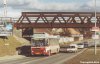 Koncem osmdesátých let byla vybudována nová kapacitní komunikace spojující brněnské čtvrtě Černovice a Komárov (a dále navazující na polookruh od Židenic). V souvislosti s tím byl vybudován nový železniční most (na tzv. komárovské spojce) a nový most přes Svitavu. Od roku 1990, kdy byla spojka zprovozněna, tudy byla vedena i autobusová linka č. 73, po roce 1995 linka č. 64 a od roku 1999 se přidala i “devětačtyřicítka”. Na snímku z 24. 2. 2002 projíždí pod železničním mostem autobus evid. č. 7222 při jízdě ke Komárovu, aby vzápětí zastavil na zastávce »Mírová«, foto © Ladislav Kašík. 
