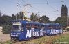První rekonstruovanou tramvají K2R s celoplošnou reklamou se překvapivě stal jeden vůz z poslední dvouvozové zakázky – na snímku z 25. 6. 2002 je tramvaj evid. č. 1030 zvěčněna po příjezdu do komárovské smyčky. Druhý vůz evid. č. 1049 jezdí nadále v „továrních“ barvách – letošní novinky vozového parku dokresluje snímek z 25. 7. 2002 zachycující setkání této tramvaje a City Busu s evid. č. 7608 u smyčky v Juliánově, obě foto © Jiří Mrkos. 