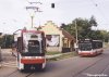 První rekonstruovanou tramvají K2R s celoplošnou reklamou se překvapivě stal jeden vůz z poslední dvouvozové zakázky – na snímku z 25. 6. 2002 je tramvaj evid. č. 1030 zvěčněna po příjezdu do komárovské smyčky. Druhý vůz evid. č. 1049 jezdí nadále v „továrních“ barvách – letošní novinky vozového parku dokresluje snímek z 25. 7. 2002 zachycující setkání této tramvaje a City Busu s evid. č. 7608 u smyčky v Juliánově, obě foto © Jiří Mrkos. 