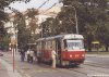 Již třetí měsíc se v Brně můžeme svézt tramvají (v podstatě prototypem) typu T3R.EV evid. č. 1560. DPMB plánuje tento specifický způsob rekonstrukcí s omezeným využitím původních součástí i u dalších vysloužilých tramvají typu T3 – v uplynulých týdnech byly z provozu odstaveny dvě tramvaje evid. č. 1517 a 1558. Snímky z 25. 7. 2002 se vracíme k posledním kilometrům na brněnských kolejích již opravdové tramvajové babičky s evid. č. 1517 – zastávka na Obilním trhu– a současně s ní jezdila i moderní 1560 – při průjezdu přes Maloměřický most. Foto © Ladislav Kašík. 