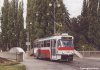 Již třetí měsíc se v Brně můžeme svézt tramvají (v podstatě prototypem) typu T3R.EV evid. č. 1560. DPMB plánuje tento specifický způsob rekonstrukcí s omezeným využitím původních součástí i u dalších vysloužilých tramvají typu T3 – v uplynulých týdnech byly z provozu odstaveny dvě tramvaje evid. č. 1517 a 1558. Snímky z 25. 7. 2002 se vracíme k posledním kilometrům na brněnských kolejích již opravdové tramvajové babičky s evid. č. 1517 – zastávka na Obilním trhu– a současně s ní jezdila i moderní 1560 – při průjezdu přes Maloměřický most. Foto © Ladislav Kašík. 