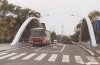 Od jara probíhala výměna mostu přes Svratku na Kšírově ulici v Komárově. Původní příhradová konstrukce (jako na železnici) neumožňující obousměrný provoz již nevyhovovala dnešním náročným požadavkům a byla již také značně opotřebovaná. Na snímku z 16. 4. 2002 právě starým mostem projíždí „devětapadesátka“ směrem do Heršpic (vůz evid. č. 7403). Proto bylo rozhodnuto o její náhradě zcela novým mostem se širokou, mírně klenutou mostovkou nesenou dvěma mohutnými oblouky. Na nový most se třemi jízdními pruhy (dva průběžné a jeden odbočovací) se po slavnostním otevření den předtím vrátily autobusy MHD v úterý 15. 10. 2002 – na snímcích z tohoto premiérového dne se na novém mostě předvádí autobusy evid. č. 7231 na lince č. 64 při jízdě směrem do města a City Bus evid. č. 7608 na „devětačtyřícítce“ směřující opačným směrem k Modřicím. Foto © Ladislav Kašík. (snímky ze stavby mostu byly zveřejněny též v Informacích MHD č. 277) 