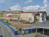 Po demolici dalšího dvorního traktu byla v průběhu dubna zahájena výstavba budovy Dorn u křižovatky ulic Plotní a Dornych – na snímcích z 3. 4. 2014 je zachycena dvojice autobusů (evid. č. 2336 linky 61 a 7489 linky 67) uprostřed smyčky na Zvonařce a souprava tramvají linky 12 evid. č. 1595+1564 projíždějící Dornychem směrem k městu. Celkový pohled na staveniště byl pořízen 30. 4. 2014. Foto © Ladislav Kašík a Jiří Mrkos.