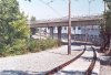 Několika snímky se vracíme k prázdninovým opravám tramvajové tratě podél Kníničské ulice (mezi mostem přes Žabovřeskou ulici a jundrovským trojúhelníkem) – délka opravovaného úseku byla téměř 400 m, akce přišla na 13,3 milionu korun. Během opravy došlo ke kompletní obnově otevřeného kolejového svršku. Zároveň byl opravován svršek na tramvajovém mostě přes Žabovřeskou ulici – tato oprava pokračovala i v září, již bez výluky provozu. Zde byla délka opravovaného úseku 570 metrů a náklady na opravu 44,3 milionu korun. Došlo rovněž k obnově svršku a opravovaly se také prvky mostu. Záběry byly pořízeny na mostě přes Žabovřeskou ulici, mezi mostem a zastávkou »Stránského«, v prostoru zastávky a od jundrovského trojúhelníku. Foto © Ladislav Kašík a Martin Janata.