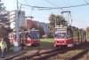 V říjnu probíhalo podbíjení kolejí na bohunické tramvajové trati mezi smyčkou Švermova a konečnou Starý Lískovec. Tramvaje linky 8 (KT8) jezdily vždy po jedné koleji, a to tak, že byly osazeny dvěma řidiči pro umožnění úvraťování ve Starém Lískovci (pomocný řidič nastupoval a vystupoval u smyčky Švermova) a na nesprávnou kolej se tramvaj dostávala průjezdem smyčkou Švermova. V sobotu 11. 10. 2014 se podbíjela kolej směr centrum: tramvaj evid. č. 1703 projíždí kolem podbíječky v úseku mezi zastávkami »Švermova« a »Osová« a vůz evid. č. 1712 jede kolem podbíječky po nesprávné koleji od »Osové« směrem k »Švermově«. O týden později (18. 10. 2014) probíhala oprava koleje z centra: vůz evid. č. 1716 přijíždí kolem podbíječky do zastávky »Švermova«. Od Starého Lískovce přijíždí ke smyčce na Švermově tramvaj evid. č. 1728 jedoucí do Líšně – ve smyčce je připraven vůz evid. č. 1711, který po projetí vozu 1728 pojede po nesprávné koleji do Starého Lískovce. Foto © Ladislav Kašík.