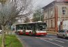 O víkendu 1. a 2. 11. 2014 vyvrcholila oprava tramvajové trati v ulici Jana Babáka (zrušení jednokolejného úseku), zároveň proběhla pokládka nového povrchu v zastávce »Klusáčkova«. Náhradní dopravu zajišťovala mimořádná autobusová linka a-x12, na trolejbusové linky 34 a 36 byly nasazeny autobusy. Na snímcích z 1. 11. 2014 je zachycen Citelis evid. č. 7643 linky 36 zabočující z Tábora do Chodské ulice, vůz B 731 evid. č. 7417 linky 34 projíždí Šumavskou ulicí a poslední pohled věnujeme zastávce »Klusáčkova« na Kounicově ulici s odfrézovanou povrchovou vrstvou živice. Foto © Ladislav Kašík.
