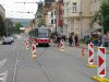 Pokračující rekonstrukce parovodu (přestavba na horkovod) na Merhautově ulici mezi Jugoslávskou a dětskou nemocnicí si od 12. 5. 2015 vyžádala posunutí zastávky linky d-x3 »Dětská nemocnice«. V tomto úseku navíc tramvaje jezdily pouze po jedné koleji (ve směru z centra) – mezi kolejemi přejížděli pomocí kolejové spojky „kaliforňan“. Oprava rozvodů tepla následně způsobovala dopravní potíže v křižovatce ulic Merhautova – Jugoslávská. Na snímcích z 12. 5. 2015 jsou zachyceny tramvaj evid. č. 1724 linky x3 při vjezdu do jednokolejného úseku u křižovatky s Jugoslávskou ulicí a vůz evid. č. 1715 v konečné zastávce »Dětská nemocnice« (vlevo je patrná původní kolejová spojka pro linku x3fungující od zahájení výluky ulice Milady Horákové v březnu 2014). V druhé polovině června pak na Merhautově ulici probíhala oprava kolejových oblouků bezprostředně za křižovatkou s Jugoslávskou ulicí – napřed se opravovala nepojížděná kolej ve směru do centra a během dvoudenní výluky 25. a 26. 6. 2015 byla vyměněna i druhá kolej (a odmontována provizorní kolejová spojka). Fotografie z 23. 6. 2015 dokumentují situaci na místě: ke křižovatce s Jugoslávskou ulicí míří tramvaj linky x3 evid. č. 1708 a opačným směrem míří vůz evid. č. 1704, vlevo je patrná opravovaná kolej. Foto © Jiří Mrkos.