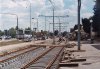 O prázdninách probíhala i oprava tramvajové tratě na ulici Vídeňské mezi mostem bohunické tramvajové tratě a zastávkou »Bohunická«. Po odstranění kolejí byl částečně odtěžen i původní štěrk – opravovaná tramvajová trať byla na dřevěných pražcích (výstavba většiny úseku proběhla v roce 1984) a hned začala pokládka nových betonových pražců s pružným uložením kolejnic: na snímcích je situace poblíž tramvajového nadjezdu (12. 7. 2015) a v prostoru zastávky »Ústřední hřbitov« (31. 7. 2015). Náhradní dopravu zajišťovala autobusová linka x2, a protože spoje vedené až do Modřic nemohly obsloužit zastávku »Bohunická«, byla k ústřednímu hřbitovu prodloužena z Ukrajinské i autobusová linka 69 – na snímku z 31. 7. odjíždí směrem do Bohunic SOR evid. č. 7014 kolem opuštěné tramvajové smyčky Ústřední hřbitov. Dne 1. 9. 2015 se po opravené tramvajové trati poprvé projely tramvaje: vůz evid. č. 1129 linky 5odjíždí ze zastávky »Hluboká« (vpravo nedávno přejmenovaný supermarket Albert, dříve Interspar). Tramvaj K2R evid. č. 1039 linky 2 přejíždí ulici Jihlavskou a Anitra evid. č. 1810 linky 2 projíždí odbočkou ke smyčce Ústřední hřbitov. Foto © Ladislav Kašík.