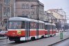 V souvislosti s dodávkami nových skříní pro budoucí vozy Vario LF1 se pomalu blíží konec
provozu tramvají T3 s tyristorovou výzbrojí TV1 označovaných jako T3M. V lednu zůstaly po odstavení vozu evid. č. 1557 v provozu poslední tři tramvaje: evid. č. 1544 a souprava 1555+1582. Na snímku souprava tramvají evid. č. 1544+1557 na Moravském náměstí jako vlak linky 1 v neděli 10. 1. 2016 – pro vůz 1557 to byl poslední den provozu s cestujícími. Souprava tramvají evid. č. 1555+1582 linky 12 přijíždí 8. 12. 2015 na ulici Jana Babáka. Tramvaj evid. č. 1544 ale v poslední době byla vypravována zejména jako sólo – na fotografii z 22. 12. 2015 přijíždí na lince 10 do zastávky »Podstránská«. Foto © Martin Janata a Radovan Šaur.