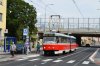 V pondělí 1. 8. 2016 začaly jezdit tramvaje po rekonstruované trati ulicemi Minskou, Horovou a Sochorovou. Vůz KT8 evid. č. 1733 linky 3 stojí v zastávce »Králova«, jejíž existence bude pouze dočasná – do rekonstrukce zastávek na ulici Veveří. V zastávkách »Burianovo náměstí« a »Mozolky« pak byla zvěčněna tramvaj K2 evid. č. 1122 linky x11, jedna z posledních provozních tramvají se zrychlovačovou el. výzbrojí v Brně. Po obnovené trati „v zahrádkách“ (ony už zde ale zahrádky až na několik čestných výjimek nejsou) se k Sochorově ulici blíží Anitra evid. č. 1806 linky x11. Foto © Ladislav Kašík.