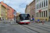 A na další straně dokumentujeme opravu tramvajové tratě na ulici Cejl. Původní stav ilustruje dvojice snímků z 26. 6. 2016, kdy po Cejlu jezdily autobusy linky x8 nahrazující tramvaj během zdvoukolejňování tratě na Olomoucké ulici – již po celý červen byla doprava na Cejlu omezená, probíhala oprava vpustí dešťové kanalizace podél obrubníků (Solarisy evid. č. 2658 a 2635 byly zachyceny u zastávky »Körnerova«). Po dobu opravy byla mimo provoz i manipulační trolejbusová trať a trolejbusy z husovické vozovny tak musely na linky najíždět mj. po ulicích Drobného a Milady Horákové, kde byl 8. 7. 2016 zvěčněn trolejbus evid. č. 3277. Na fotografii ze 4. 7. 2016 již probíhá demontáž původního svršku s dřevěnými pražci a snímky z 19. a 27. 7. 2016 již ilustrují pokládku svršku nového. Na posledních dvou snímcích již po Cejlu jezdí tramvaje: v první den provozu, 1. 9. 2016, jede kolem muzea loutek Anitra evid. č. 1809 linky 4 a v zastávce »Körnerova« stojí 8. 9. 2016 jeden z posledních zrychlovačových „kloubáků“ evid. č. 1128 na lince 2. Foto © Ladislav Kašík.