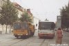 Dvěma fotografiemi se vracíme k broušení kolejnic brněnských tramvajových tratí, které prováděla v červnu externí firma. Na snímcích z 15. 6. 2003 je zachyceno brousící zařízení i autobus náhradní dopravy (evid. č. 2362) u zastávky »Kartouzská« na Palackého třídě.