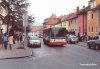 Dále byla staronově zavedena linka 66 a linka 46 má nyní jedinou konečnou – na Haškově ulici. V prostoru Černých Polí projíždí velkou smyčku ulicemi Jugoslávskou, Zemědělskou a Lesnickou. Snímky z 23. 12. 2010 zachycují provoz autobusů linky 46 – vůz evid. č. 7412 právě zabočil z Provazníkovy ulice do Jugoslávské, autobus evid. č. 7453 jede Jugoslávskou ulicí kolem školy a Citelis evid. č. 7649 stoupá Zemědělskou ulicí k tramvaji na Lesnické ulici. Foto © Ladislav Kašík.