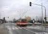 Výstavba křižovatky na Olomoucké ulici poblíž starého letiště se chýlí ke konci – v listopadu byla na křižovatce také namontována světelná signalizace. Během výluky veškeré dopravy ve dnech 8. a 9. 11. 2003, kdy byl pokládán nový povrch vozovky, jezdily místo trolejbusů autobusy, a to objízdnou trasou po dálničním přivaděči – autobus náhradní dopravy evid. č. 7210 sjíždí u Černoviček z přivaděče zpět k Olomoucké, v pozadí s lesem komínů spalovny a Zetoru. Foto © Ladislav Kašík. Stav křižovatky na konci listopadu dokumentuje snímek z 24. 11. 2003 s projíždějícím trolejbusem evid. č. 3257. Foto © Jiří Mrkos.