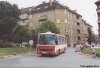Jednou ze stavebních akcí letošních prázdnin týkající se městské dopravy v Brně byla i oprava tramvajové tratě na Jugoslávské ulici mezi křižovatkami s ulicemi Merhautovou a Helfertovou. Během tři týdny trvající výluky byl kompletně vyměněn kolejový svršek (a následně znovu zapanelován). Na dvou snímcích z 22. 7. 2002 je zachycen jednak stavební ruch během pokládky betonových pražců a jednak autobus náhradní dopravy evid. č. 7410 (linka č. 46), který právě vyjíždí ze zobousměrněné Hefertově ulici (od Merhautovy) na náměstíčko mezi Jugoslávskou a Lesnickou ulicí, foto © Ladislav Kašík.