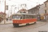 Nejstaršími tramvajemi, jimiž se nyní můžeme v Brně svézt, jsou „kloubák“ s evid. č. 1005 (ex 605) a „tétrojky“ s evid. č. 1511 a 1517 z roku 1966. Téhož roku byla vyrobena tramvaj s evid. č. 1003, která však prošla náročnou rekonstrukcí v Šumperku na K2R. Aby to však nebylo tak jednoduché – DPMB zakoupil starší tramvaje z Prahy, a tak z roku 1966 pocházejí i vozy evid. č. 1653–56, tramvaj s evid. č. 1657 byla vyrobena dokonce v roce 1965 a je tedy opravdu nejstarší tramvají, která vozí cestující na brněnských kolejích. A konečně ještě jedna tramvaj letos slaví pětatřicátiny – je jí původně olomoucký vůz s evid. č. 1581 – více viz minulé číslo Informací MHD. Tramvaj s evid. č. 1517 jezdí také jako sólo vůz na linkách č. 4 a 7 (ev. 10) – „sedmička“ právě u Semilassa v Králově Poli zabočila směrem k nádraží, kde ji čeká konec cesty, foto 31. 3. 2001 © Ladislav Kašík. 