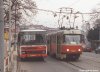 Jak jsme již v našem zpravodaji několikrát informovali, došlo v Brně v loňském roce k výměně vozového parku autobusů pro provozování linek pro invalidy. V prvním pololetí roku 2000 byly ve Zlineru opraveny tři autobusy s evid. č. 7353, 7354 a 7355 a vybaveny mj. zvedací plošinou pro invalidní vozíky. Tyto autobusy pak postupně na konci prázdnin nahradily dosavadní trojici vozů pro provozování linek č. 204 a 205 (evid. č. 7292, 7350 a 7351), která byla v provozu od roku 1992. Původní vozy tak mohly v závěru loňského roku projít také generální opravou a nyní jsou běžně provozovány. Na levém?? snímku právě na zastávce »Oblá« na Kamenném vrchu zastavil autobus s evid. č. 7292 (linka č. 68 – 17. 2. 2001), na druhé fotografii je zvěčněno setkání vozu evid. č. 7354 na lince. č. 204 s tramvají evid. č. 1030 na Moravském náměstí – 9. 2. 2001. Obě foto © Ladislav Kašík.