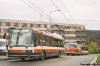 Na linku t-140 se trolejbusy vrátily po devítileté odmlce. Naposled zde jezdily v roce 1991, a to v trase Bystrc, Černého – Česká. V roce 1991 je vystřídaly autobusy a následující rok byla linka přesměrována k Semilassu, některé spoje jezdily až do Štefánikovy čtvrti (na smyčku nad dnešním tunelem) či na Lesnou. Trolejbusová linka t-140 poprvé zahájila provoz v roce 1981 a byla první linkou, která dostala číslo ve stovkové řadě. Do té doby byly trolejbusové linky číslovány v řadě 31 až 39 – číslo 40 pak již bylo obsazeno autobusovou linkou. Proto byly všechny trolejbusové linky přečíslovány na řadu o 100 vyšší. V době zahájení se jezdilo do Bystrce pouze na Filipovu a k prodloužení na Černého došlo až později (1985). Důvodem k náhradě trolejbusů autobusy byla mimo jiné také skutečnost, že provozních trolejbusů byl nedostatek. Počet trolejbusů se v podstatě podařilo zvýšit až v roce 2000, kdy bylo do provozu zařazeno nejprve 5 a potom ještě 12 trolejbusů Škoda 21Tr, přičemž počet vyřazených vozů Škoda 14Tr byl nižší. Snímky přibližují atmosféru prvního dne provozu trolejbusů – setkání zástupců tří generací trolejbusů (21Tr evid. č. 3023, 9Tr evid. č. 3076 a 14TrM evid. č. 3275) při slavnostním aktu v Bystrci, zatímco u královopolského nádraží se setkal vůz evid. č. 3269 s Ikarusem evid. č. 2119, který po dopolední službě na „stočtyřicítce“ odjíždí do vozovny a zároveň do dopravácké historie (vpravo). Foto 7. 11. 2000 © Jiří Mrkos. Na snímku z 20. 5. 1991 pořízeném na konečné na Brandlově ulici jsou zachyceny trolejbusy 14Tr evid. č. 3187 na lince č. 140 a 3224 na lince č. 134, foto © Tomáš Palyza (dole) 