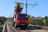 Od 29. 4. do 1. 5. 2017 probíhala oprava bohunické, resp. lískovecké tramvajové tratě – při výluce se vyměňovaly koleje např. ve smyčce Starý Lískovec, v úsecích mezi zastávkami Švermova – Běloruská (na fotografii z 1. 5. 2017 s podbíječkou firmy Hans Wendel či v tunelu u krematoria. Výluky bylo využito také třeba k opravě trakčního vedení na mostě přes Vídeňskou ulici – na snímku z 30. 4. 2017 je trolejová věžka evid. č. 5310. Náhradní doprava byla zajištěna mimořádnými autobusovými linkami a-x6 a a-x8: Solaris evid. č. 2640 linky x6 projíždí 30. 4. 2017 kolem nového chodníku mezi Dlouhou ulicí a smyčkou Švermova a vůz evid. č. 2648 také linky x6 jede 1. 5. 2017 Vojtovou ulicí podél plochy připravené k nové bytové výstavbě. Foto © Ladislav Kašík.