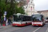 Třemi snímky se vracíme k letošní brněnské Muzejní noci a provozu příležitostných autobusových linek na Moravském náměstí: kolem menzy přijíždí do centra historické vozy Škoda 706RTO a Praga RND (do protisměru odjíždí Solaris linky D evid. č. 2648), na jedné z výchozích zastávek předjíždí vůz linky B evid. č. 7653 Crossway evid. č. 7807 linky E a konečně ze zastávky u kostela sv. Tomáše se k odjezdu na Mohylu míru chystá Citels evid. č. 2609 linky C (v pozadí historický autobus TMB Karosa B 931 evid. č. 7425, který sloužil jako poutač na akci). Foto 20.5.2017 © Ladislav Kašík.