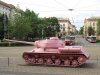Od května je před Červeným kostelem na Komenského náměstí vystaven tzv. Růžový tank, jako exponát výstavy Kmeny 90 pořádané Moravskou galerií. Původem to je legendární tank č. 23 z pomníku na pražském náměstí Kinských, tehdy Sovětských tankistů, kde připomínal osvobození Prahy v roce 1945. V roce 1991 byl tzv. alternativními umělci přelakován růžovou barvou. Na snímku ze 7. 6. 2017 je pohled od kostela přes siluetu tanku do Husovy třídy, kudy projíždí tramvaj evid. č. 1042 linky 6 a 4. 6. 2017 kolem stroje projíždí autobus náhradní dopravy za tramvaj linky x4 evid. č. 7666 (tuto neděli byla prováděna oprava kolejí na Údolní ulici a tramvaje linky 4 jezdily místo do Masarykovy čtvrti na Mendlovo náměstí). Foto © Jiří Mrkos a Ladislav Kašík.