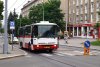 Ve dnech 24. až 29. 6. 2017 hostilo město Brno tzv. dětskou olympiádu. V této souvislosti byly v provozu mimořádné autobusové linky označené písmeny A až H, které propojily místa ubytování se sportovišti na celém území města. Na snímcích z 25. 6. 2017 vyjíždí ze zastávky »Klusáčkova« vůz evid. č. 7451 linky D a od královopolského nádraží Solaris evid. č. 2627 linky B. Foto © Ladislav Kašík.