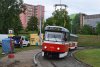 Dva obrázky věnujeme opravě nástupiště ve smyčce Švermova v Bohunicích – na snímcích z 12. 9. 2017 se zde představují tramvaje evid. č. 1132 linky 10 a 1047 linky 6. Foto © Ladislav Kašík.