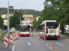V květnu byly práce na opravě tramvajové tratě na Bubeníčkově finalizovány opravou oblouku na vjezdu na samostatné těleso – doprava byla svedena na polovinu vozovky bližší k Rokycanově ulici. Místem opravy projíždí autobus evid. č. 7114 linky 55 a na obousměrně provozovaném úseku se míjejí autobusy evid. č. 7653 linky 64 a evid. č. 7065 linky 55. Foto 16. 5. 2019 © Jiří Mrkos.
