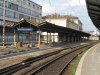 V letošním druhém pololetí proběhla oprava prvního nástupiště brněnského hlavního nádraží – byla vyměněna dlažba včetně nástupní hrany, natřena nosná konstrukce střechy a vyměněny podhledové lišty a osvětlení. Původní vzhled nástupiště dokumentuje snímek z 2. 1. 2019 s elektrickou jednotkou 560.023+024, jednou z aktérek nehody kousek odtud dne 5. 3. 2019. Dne 23. 7. 2019 již byla rekonstrukce v plném proudu – pohled od viaduktu přes Křenovou. Pohled opačným směrem, již s odstraněnou první kolejí podél nástupiště, byl pořízen 30. 8. 2019. Foto © Jiří Mrkos a Ladislav Kašík.