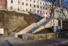 Nové schodiště mezi Nádražní ulicí a Baštami: V prosinci již bylo schodiště dokončené, čekalo se na kolaudaci, která se konala až v únoru, a schodiště bylo pro veřejnost otevřeno 13. 2. 2020. Foto 19. 12. 2019 a 2. 1. 2020 © Jiří Mrkos.