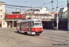 Konec epochy zrychlovačových výzbrojí tramvají se v Brně neodvratně blíží. Tramvaje s tímto typem elektrické výzbroje jezdí v Brně již přes 50 let, brzo však budou vozy s touto dobovou novinkou, která poslala do věčných lovišť dvounápravové tramvaje, ke spatření pouze v muzejních sbírkách. Na snímku z 5. dubna 2009 přijíždí k hlavnímu nádraží na lince 10 zrychlovačová „té-trojka“ evid. č. 1597, z železničního viaduktu ji sleduje moderní rakouská lokomotiva ř. 1216 přijíždějící na vlaku EC z Prahy. Foto © Ladislav Kašík.