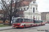 Pomalu se naplňuje čas druhé generace brněnských autobusů speciálně upravených pro přepravu vozíčkářů (evid. č. 7353–7355). V průběhu letošního roku mají být nahrazeny minibusy. Na snímku z 26. 3. 2009 setkání autobusů evid. č. 7353 (linka 82 směr Starý Lískovec), 7608 (linka 81 směr Lesná) a 7354 (linka 82 směr Vinohrady) na Moravském náměstí. Foto © Ladislav Kašík.